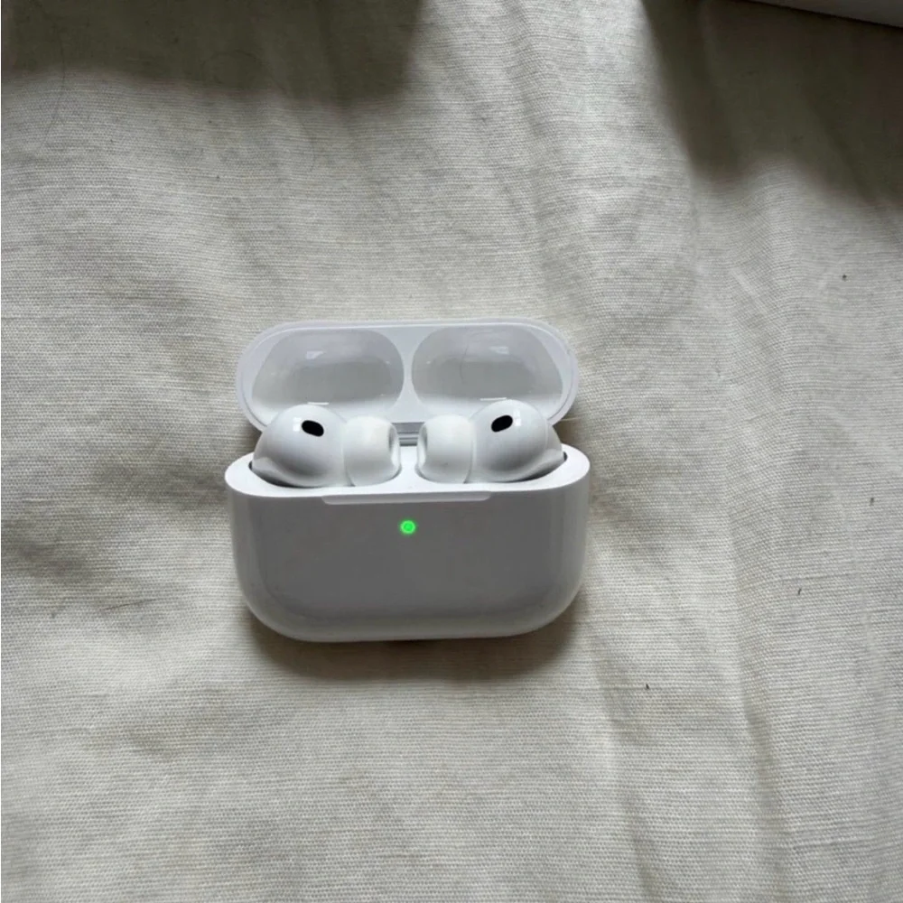 Apple AirPods Pro - Sleek White Design